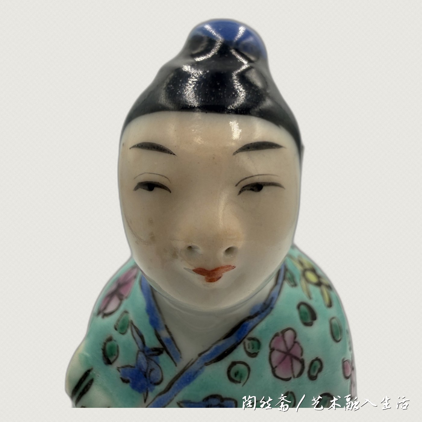 韩湘子造像面部特写,眉眼口鼻清晰
