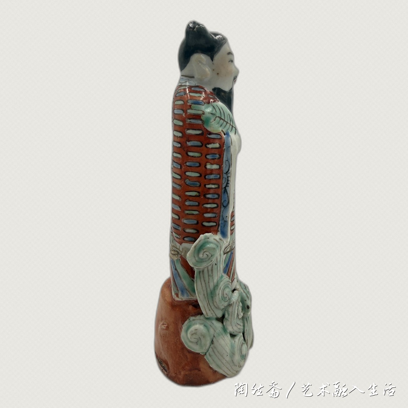 汉钟离造像侧面，执扇手势、波涛底座层次