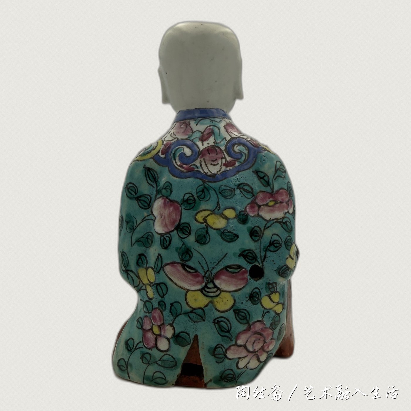 阿福童子造像背面,绿地花卉袍后身