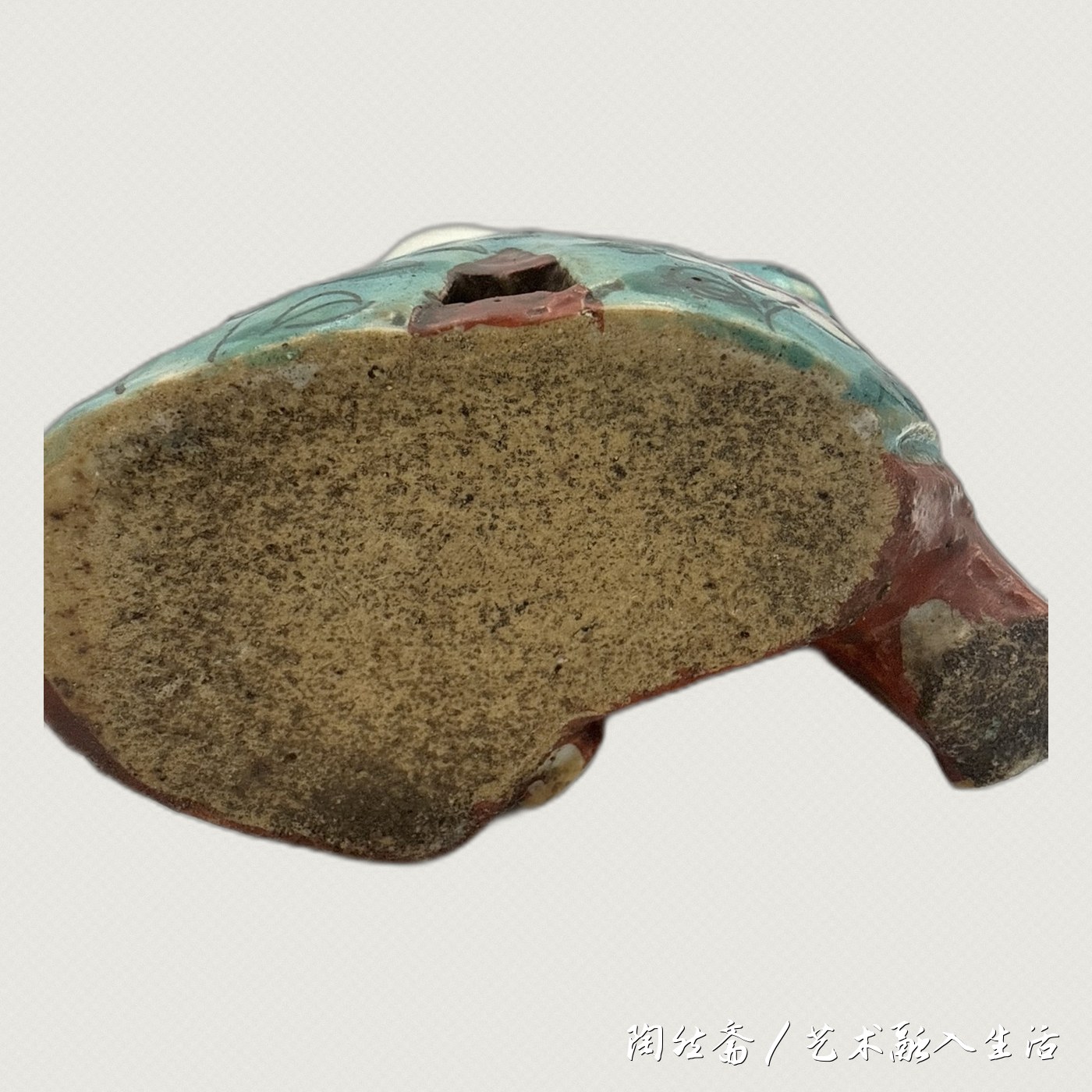 阿福童子造像底足,露胎砂底