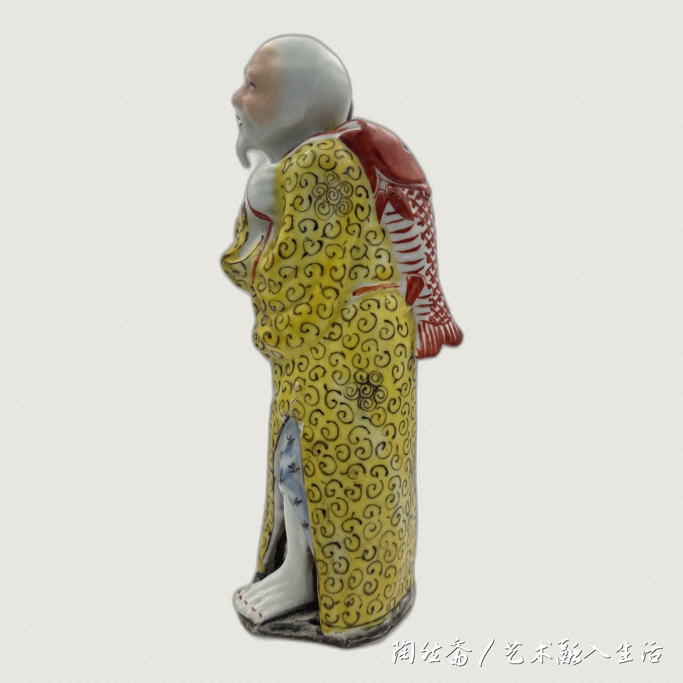 渔翁造像侧面,肩负红鲤
